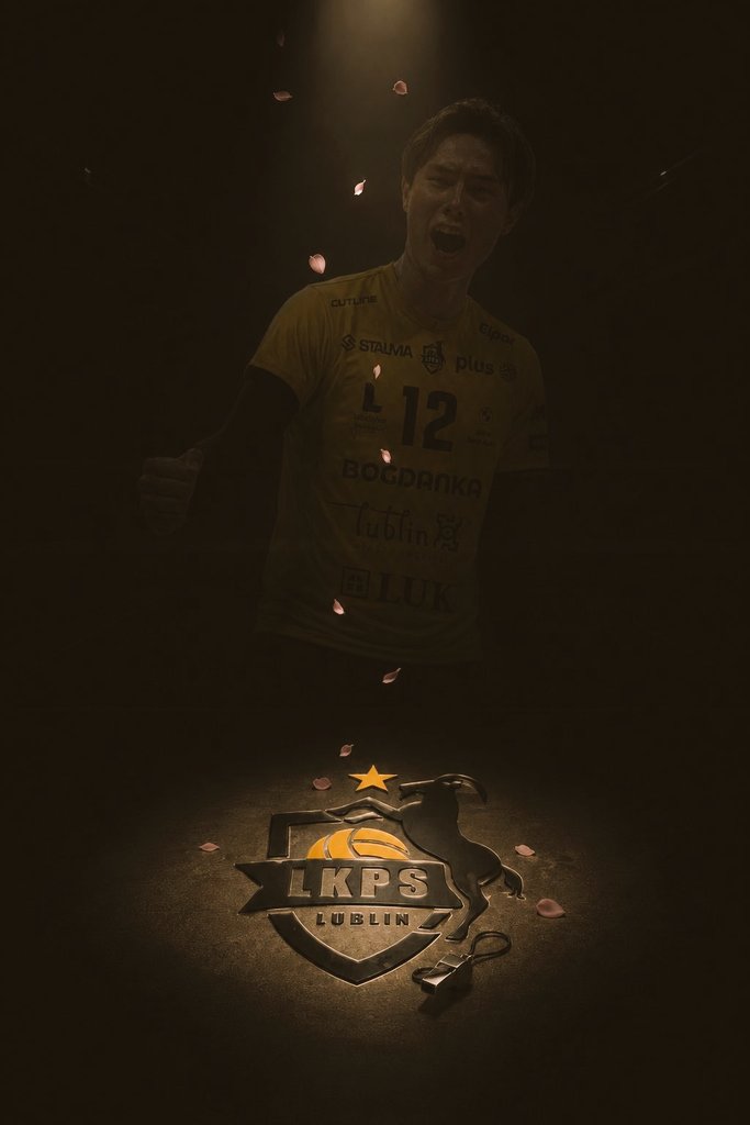Jakub110Jakub's tweet photo. ❗️🇯🇵 Ran Takahashi w Lublinie, czyli pod kątem medialnym, największy transfer w historii rozgrywek PlusLigi.

2,4 mln obserwujących na instagramie, 36 razy więcej od oficjalnego konta polskich rozgrywek na tej samej platformie. LUK dostaje postać, która z miejsca sprawia, że klub staje się jednym z najbardziej rozpoznawalnych na świecie i będzie musiał sobie z tym poradzić...

Ale i sportowo jest to przede wszystkim ruch z gatunku tych najlepszych z najlepszych. ✅️

Próby pozyskania utalentowanego przyjmującego trwały już parę sezonów, ale dopiero teraz włodarzom wicemistrza Polski wreszcie udało się to dopiąć. Nie było możliwości wcześniej, bo Ran był główną postacią rozgrywek SV League, a gwiazdorski kontrakt w Sunbirds, przerastał możliwości klubów ze starego kontynentu. 

Takahashi szukał nowego wyzwania, bo w niedalekiej perspektywie ma już turniej marzeń w Los Angeles, a tam przyjmujący marzy o medalu igrzysk olimpijskich. 25-latek zdawał sobie sprawę, że możliwościami przerastał poziom SV League a Lublin to dla niego niemal idealny kierunek w karierze: stale rozwijający się zespół który dopiero wszedł na ten ligowy szczyt, mądry trener, wyzwanie w Lidze Mistrzów, jedna z najlepszych lig na świecie oraz przede wszystkim Wilfredo Leon. Lider reprezentacji Polski był tym argumentem, który sprawił, że aspekt finansowy nie był najistotniejszy. Perspektywa duetu Leon&Ran, to okazja do tego, by wiele nauczyć się od polskiego zawodnika ale i realnie włączyć się do walki o Ligę Mistrzów oraz po raz drugi zgarnąć mistrzostwo Polski. 

To też dla samego Leona będzie wreszcie wsparcie, na które czekał od momentu przybycia do klubu z województwa lubelskiego. Realny powrót Mikołaja Sawickiefo oraz pozyskanie Rana Takahashiego, przy obecności Wilfredo Leona, jest głębią jakiej w Lublinie na pozycji przyjmującego jeszcze nie było. 

Ran Takahashi to materiał na idealnego allroundera w rozgrywkach PlusLigi. Nieograniczone są jego możliwości w ofensywie, ale jeszcze lepiej zabezpiecza przyjęcie, będąc przy tym jednym z najlepszych zawodników w obronie. Mówi się, że to drugi libero - liczbą obron na mecz i set zostawia w tyle wielu fantastycznych zawodników grających na pozycji libero. Takahashi to też niezły blok oraz dobra zagrywka, którą stale poprawia.

Japończyk umiał, jeszcze będąc tym niedoświadczonym, poradzić sobie na poziomie LegaVolley, a ostatnio w Japonii, pomimo słabszej fazy play-off na koniec dwuletniej historii, był w gronie TOP3 najlepszych skrzydłowych.

By ten obrazek Takahashiego w Lublinie nie był zbyt różowy należy podkreślić, że dla Lublina jest to też spore ryzyko. Ran wychodzi ze swojej strefy komfortu i ląduje w miejscu, w którym jeszcze nigdy nie był. Tu na pewno zapala się mała lampa ostrzegawcza. Myślę, że on sam może potrzebować nawet kilkunastu tygodni, by zrozumieć PlusLigę i dostosować się do naszego kraju, jednak uważam, że w tym przypadku czas będzie dzialał na korzyść Rana Takahashiego. 🇯🇵

Podsumowując, nie spodziewałem się, że kiedykolwiek dojdzie do takiej sytuacji, dlatego tym bardziej słowa uznania należą się drużynie Bogdanka LUK Lublin, bo Ran Takahashi jest jednym z największych transferów w historii rozgrywek PlusLigi.❗️

#PlusLiga