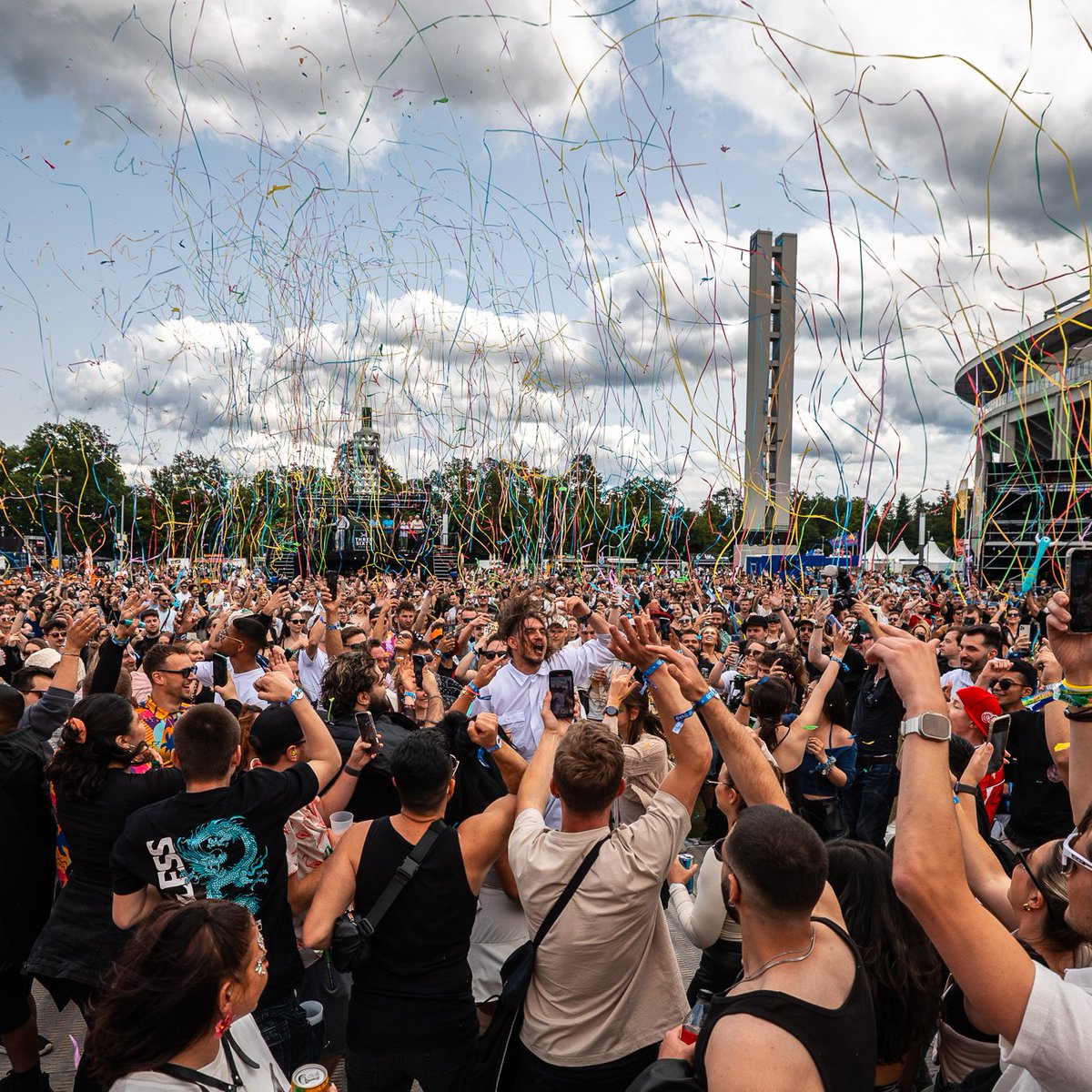 DeuBaPark's tweet photo. Seid ihr bereit für den größten Club der Welt? 🎶
Bereits am Freitag öffnet der Deutsche Bank Park seine Tore für den World Club Dome, ein ganzes Wochenende Festivalstimmung mit den angesagtesten Acts.🎇
📷: Julien Duval, Segnitz
.
.
#worldclubdome #deutschebankpark #frankfurt https://t.co/2lkQ6mqGCR