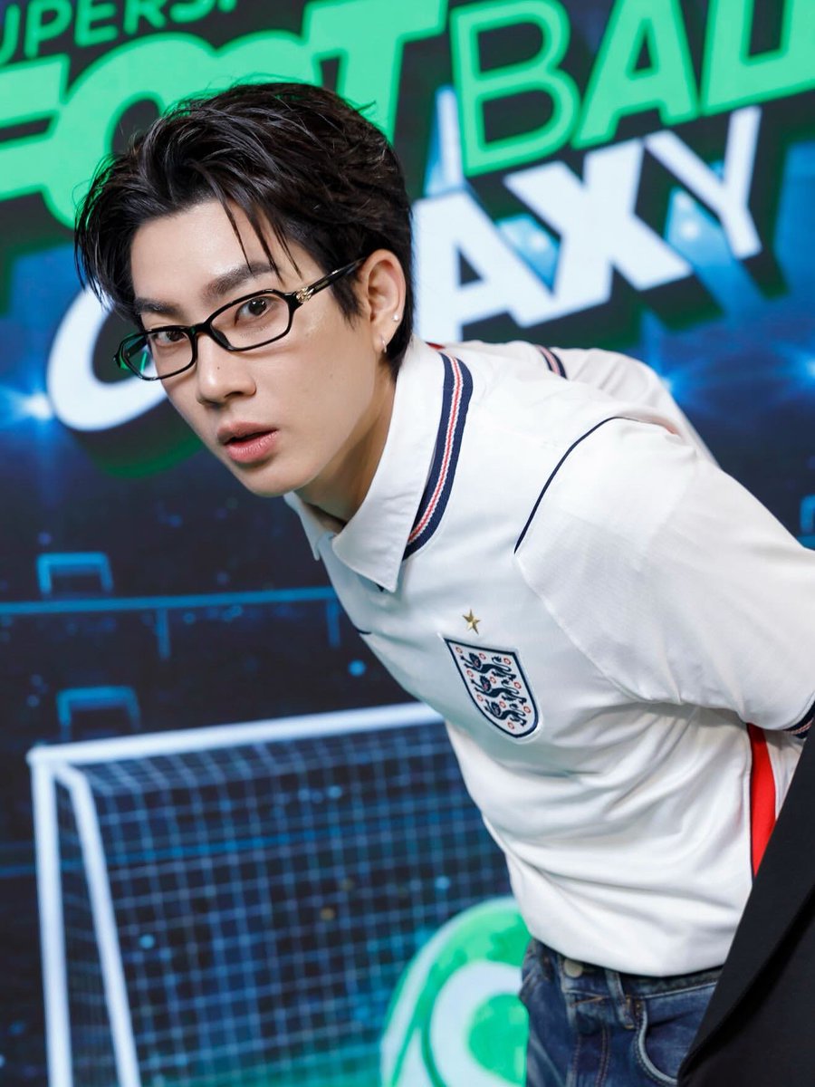 offgun_family's tweet photo. @off_tumcial
📸 IG : tumcial
OFF X SUPERSPORTS
#ผู้สนับสนุนหลักของโลกฟุตบอล
#Supersports #TheOneForFootball #SupersportsFootballGalaxy #FootballGalaxy
#ออฟจุมพล #OffJumpol
Supersports ตอกย้ำความเป็น “The One for Football” ตัวจริงเรื่องฟุตบอล พาทุกคนท่องจักรวาลลูกหนังในงาน “Supersports Football Galaxy” มหกรรมฟุตบอลครั้งยิ่งใหญ่แห่งปี ณ เซ็นทรัล ลาดพร้าว🌍⚽
.
ขนทัพเสื้อฟุตบอลทีมชาติลิขสิทธิ์แท้มาให้แฟนบอลชาวไทยได้ใจฟูมากที่สุดในประเทศ กว่า 48 ประเทศ! พร้อมไฮไลต์เด็ดอย่าง "Jersey Wall" และแฟชั่นโชว์สุดเอ็กซ์คลูซีฟจากเหล่านักแสดงสายสปอร์ตที่มาอัปเดตเทรนด์ Football Lifestyle กันแบบใกล้ชิด พร้อมกิจกรรมสนุกๆ ที่ตอบโจทย์แฟนบอลทุกเจเนอเรชัน
.
ใครพลาดงานนี้ไม่ต้องเสียใจ สามารถไปเลือกช้อปเสื้อทีมโปรดและอุปกรณ์กีฬาฟุตบอลแบบครบครันที่สุดได้ที่ Supersports ทุกสาขา และช่องทางออนไลน์ 🛒💪
เพราะโลกของฟุตบอล ไม่เคยอยู่แค่ในสนามฟุตบอล ⚽️💫 เราพร้อมสนับสนุนโลกฟุตบอลของทุกคน
ช้อปได้แล้วที่ร้าน Supersports และ 📱 ทางออนไลน์ คลิก https://t.co/qn3BzleDeD