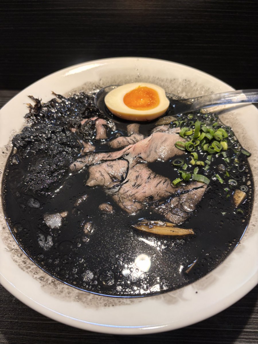 1jjlgQqPZr3401's tweet photo. 中華蕎麦無冠@五反田
五反田ブラック牡蠣塩ラーメン

牡蠣たっぷりの塩スープとイカスミのマリアージュ
イカスミのコクと、牡蠣の旨味の調和が良い
もっちりのぴろぴろ麺にもしっかり絡む

岩海苔を混ぜ混ぜで更に海！
香りの良いぶどう山椒で味変して、もちろんスープは完飲
自分好みの限定に拍手 https://t.co/goOXcg4TTn