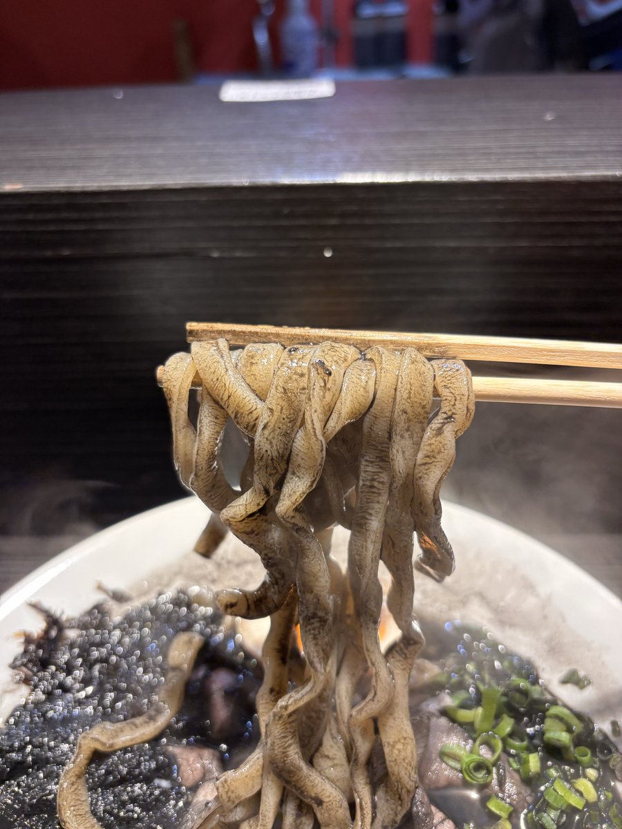 1jjlgQqPZr3401's tweet photo. 中華蕎麦無冠@五反田
五反田ブラック牡蠣塩ラーメン

牡蠣たっぷりの塩スープとイカスミのマリアージュ
イカスミのコクと、牡蠣の旨味の調和が良い
もっちりのぴろぴろ麺にもしっかり絡む

岩海苔を混ぜ混ぜで更に海！
香りの良いぶどう山椒で味変して、もちろんスープは完飲
自分好みの限定に拍手 https://t.co/goOXcg4TTn