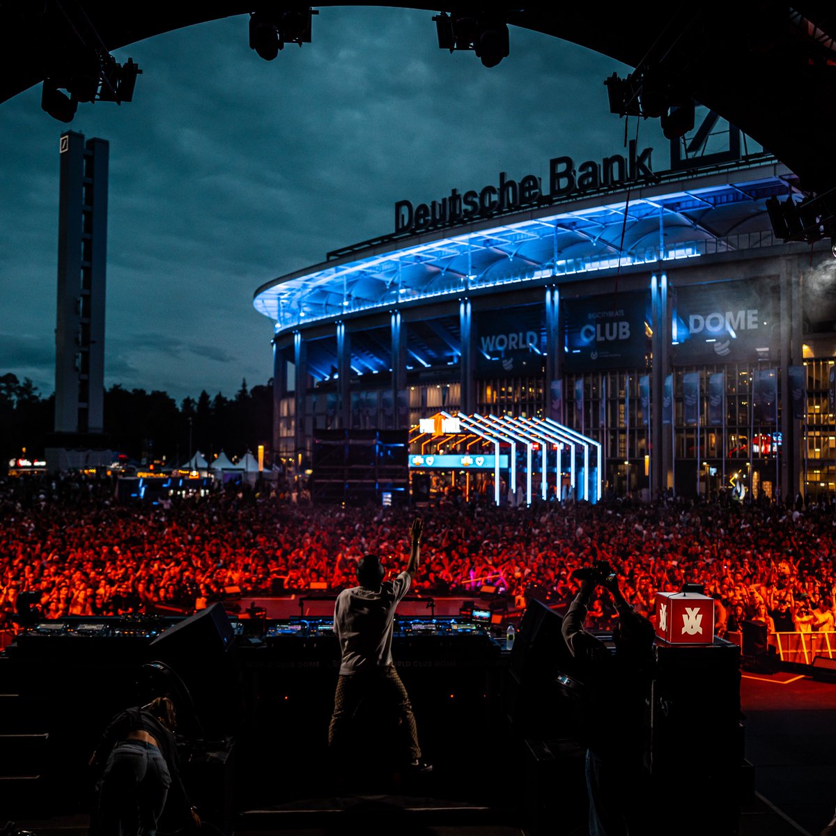 DeuBaPark's tweet photo. Seid ihr bereit für den größten Club der Welt? 🎶
Bereits am Freitag öffnet der Deutsche Bank Park seine Tore für den World Club Dome, ein ganzes Wochenende Festivalstimmung mit den angesagtesten Acts.🎇
📷: Julien Duval, Segnitz
.
.
#worldclubdome #deutschebankpark #frankfurt https://t.co/2lkQ6mqGCR