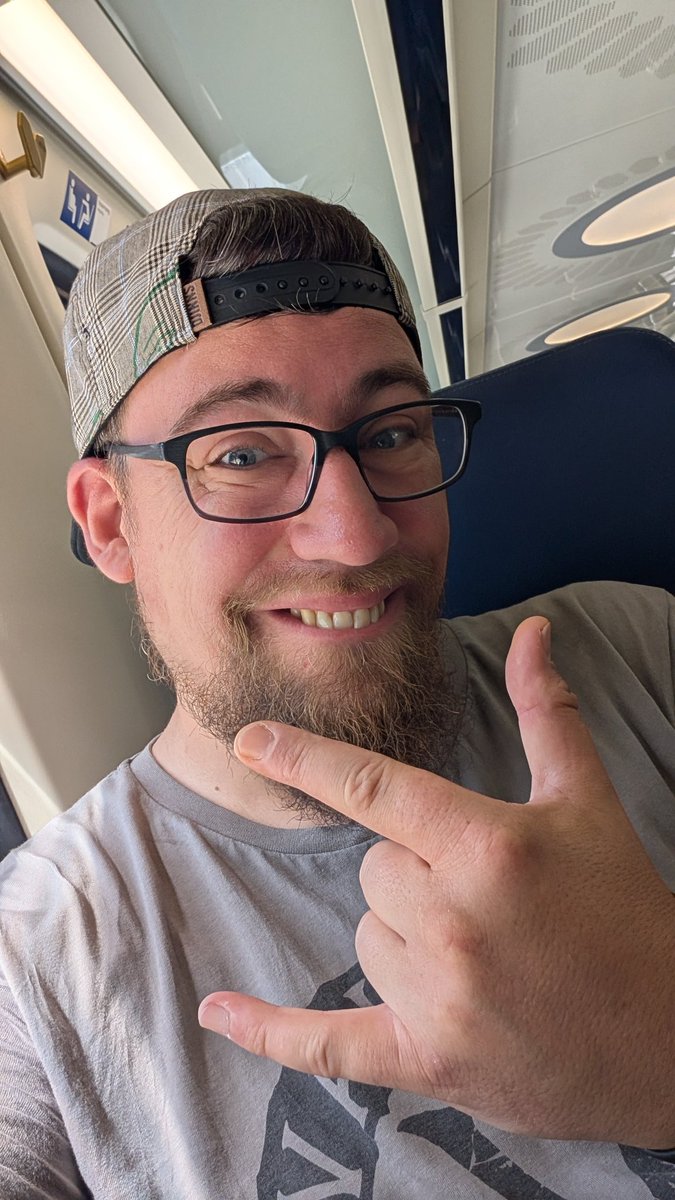 EasyBoarder's tweet photo. On my way to #TwitchConEU 🤟🏻 who's going?? https://t.co/hsKOvO6Sn4
