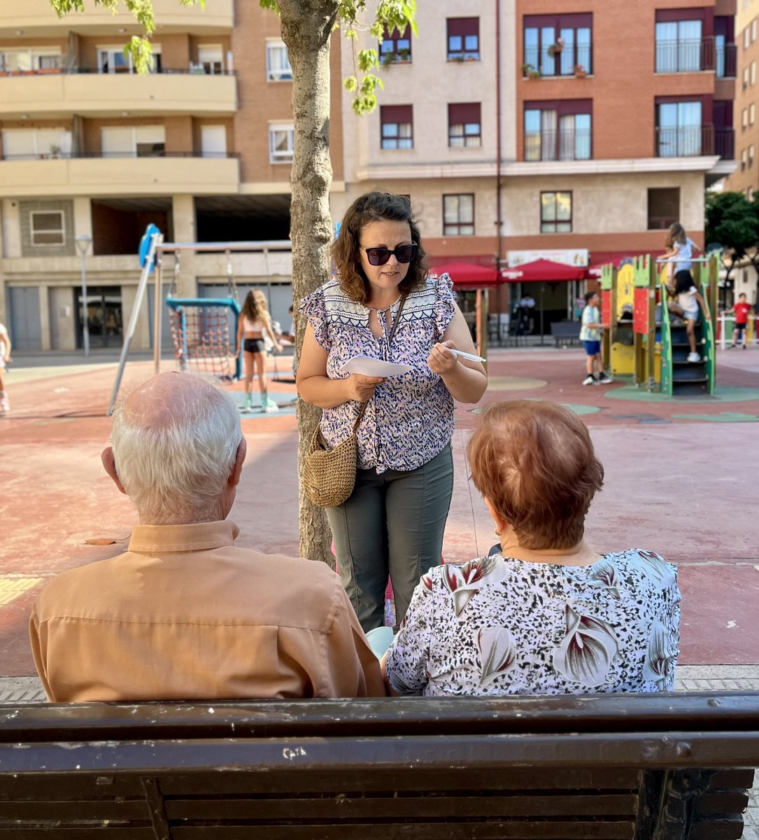 PSPV_CS's tweet photo. Una setmana més, a peu de carrer. El districte oest també pateix l’abandonament municipal. Prenem nota de les propostes ciutadanes! https://t.co/WD896dtu8N