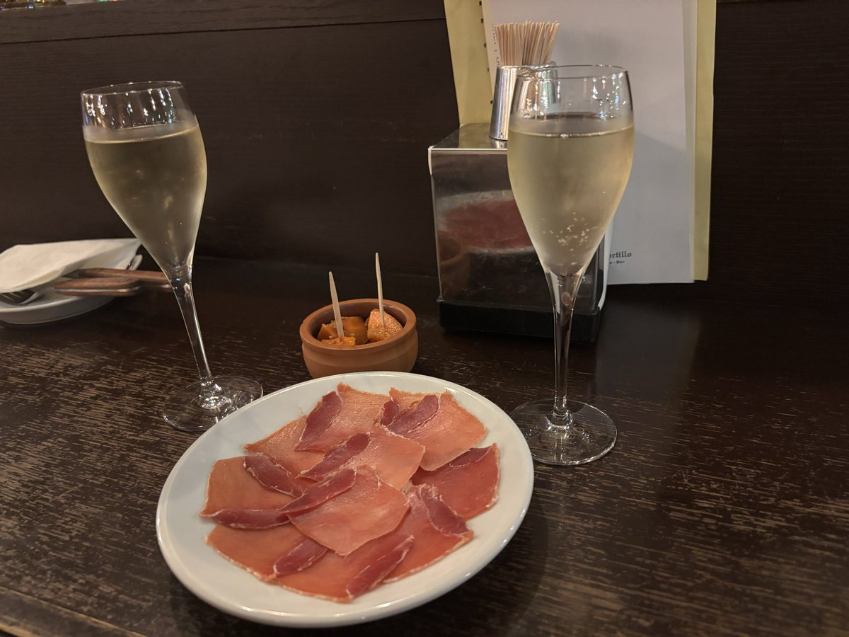 sgfukkun1234's tweet photo. 美女とスペイン料理 https://t.co/W1HRXQ5Tn2