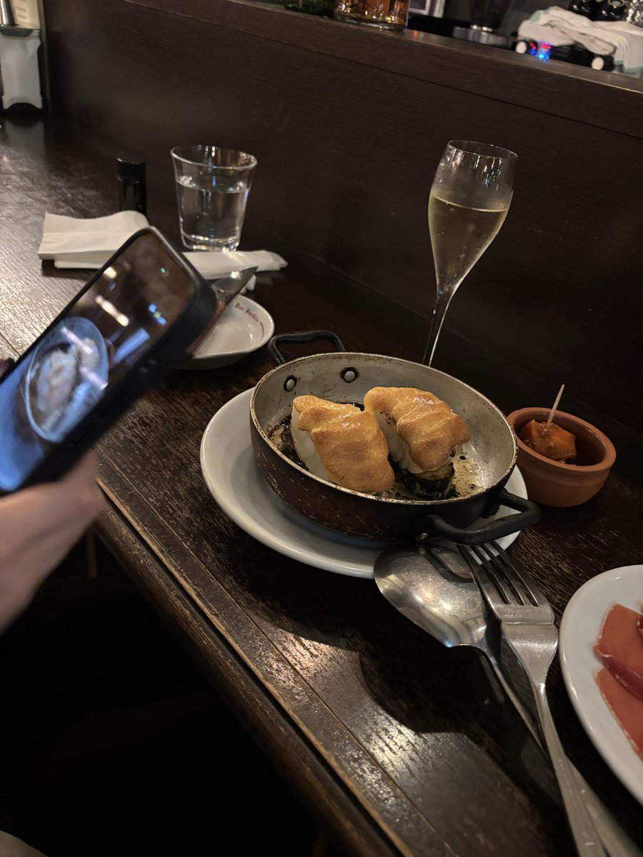 sgfukkun1234's tweet photo. 美女とスペイン料理 https://t.co/W1HRXQ5Tn2