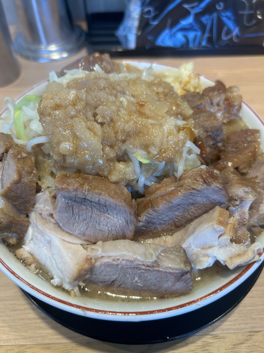 HmjstLuciferina's tweet photo. 豚山行って、２９日だから肉の日。
小ラーメン豚Ｗニンニク野菜アブラマシマシに塊肉１００円。
向こう側のタレかかってる奴。
るんるんは、
小ラーメン豚ニンニク野菜アブラマシマシに塊肉。
二人で３０００円ちょい。
これは美味い。
＃豚山
＃ラーメン
ヾ(๑╹◡╹)ﾉ"🍜 https://t.co/OCV4bVZIPU