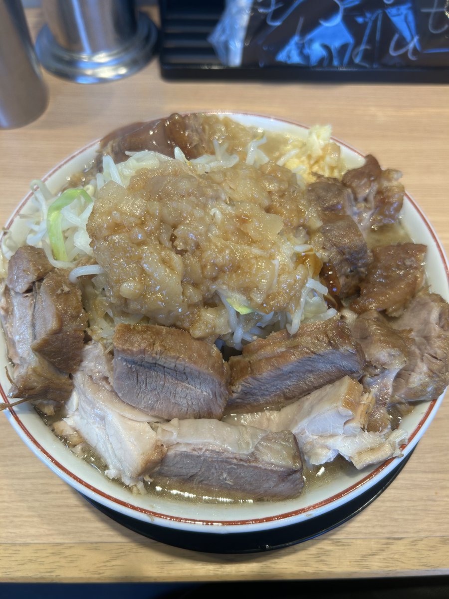 HmjstLuciferina's tweet photo. 豚山行って、２９日だから肉の日。
小ラーメン豚Ｗニンニク野菜アブラマシマシに塊肉１００円。
向こう側のタレかかってる奴。
るんるんは、
小ラーメン豚ニンニク野菜アブラマシマシに塊肉。
二人で３０００円ちょい。
これは美味い。
＃豚山
＃ラーメン
ヾ(๑╹◡╹)ﾉ"🍜 https://t.co/OCV4bVZIPU