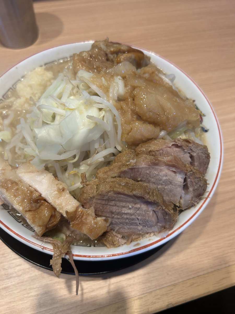 HmjstLuciferina's tweet photo. 豚山行って、２９日だから肉の日。
小ラーメン豚Ｗニンニク野菜アブラマシマシに塊肉１００円。
向こう側のタレかかってる奴。
るんるんは、
小ラーメン豚ニンニク野菜アブラマシマシに塊肉。
二人で３０００円ちょい。
これは美味い。
＃豚山
＃ラーメン
ヾ(๑╹◡╹)ﾉ"🍜 https://t.co/OCV4bVZIPU