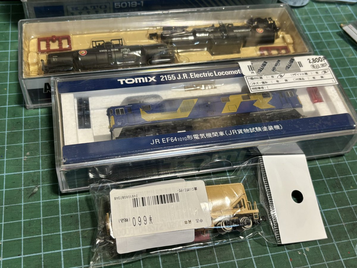今日の釣果。 TOMIXのEF64-1000試験塗装(旧製品)とマイクロエースの