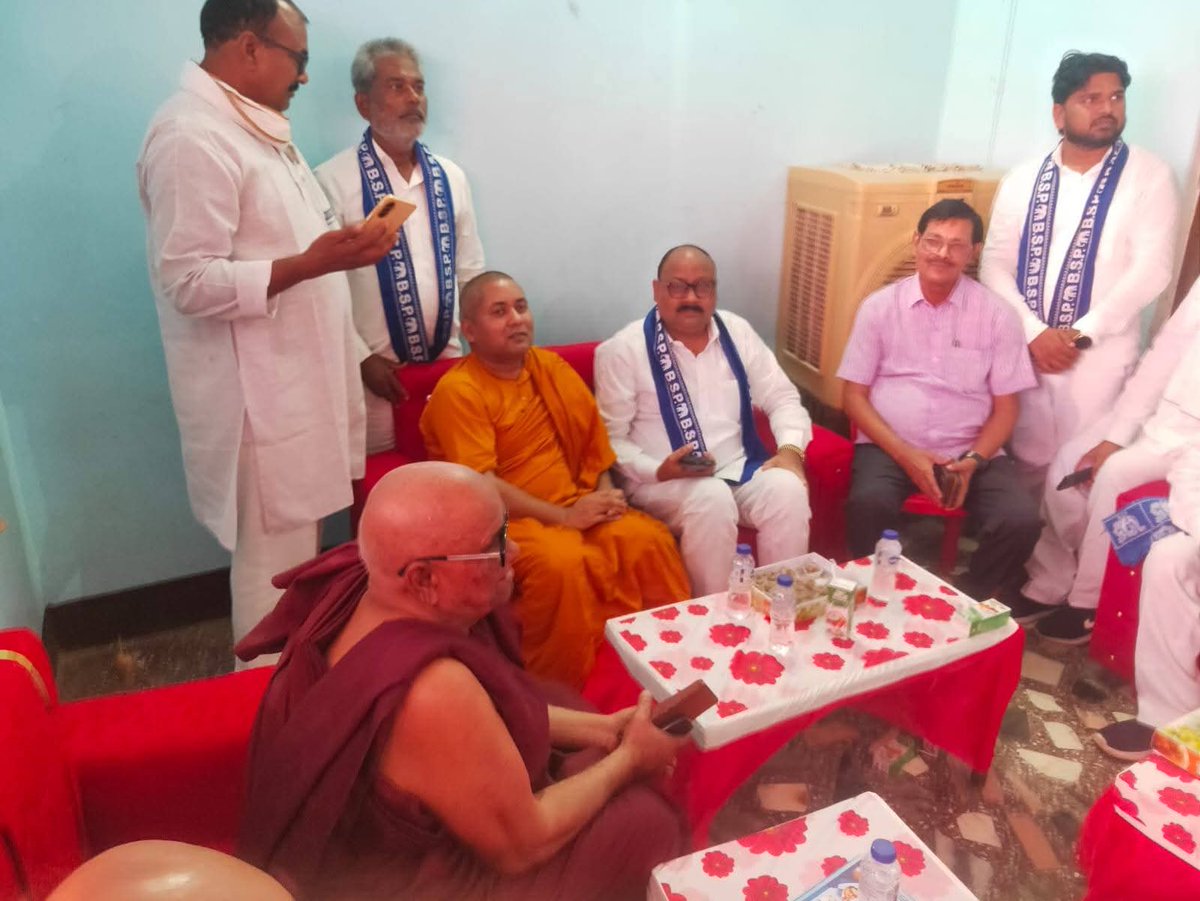 PalVishwnathbsp's tweet photo. आज दिनांक 29-05-2026 को जनपद अम्बेडकरनगर के ग्राम ताहापुर (इस्माइलपुर) निवासी पूर्व सांसद लोकसभा/राज्यसभा एवं मुख्य मंडल प्रभारी बसपा माननीय घनश्याम चंद्र खरवार जी की पूज्य माता जी की श्रद्धांजलि सभा में पहुंचकर भावभीनी श्रद्धांजलि अर्पित की।
#अंबेडकरनगर https://t.co/EvFAxTV842