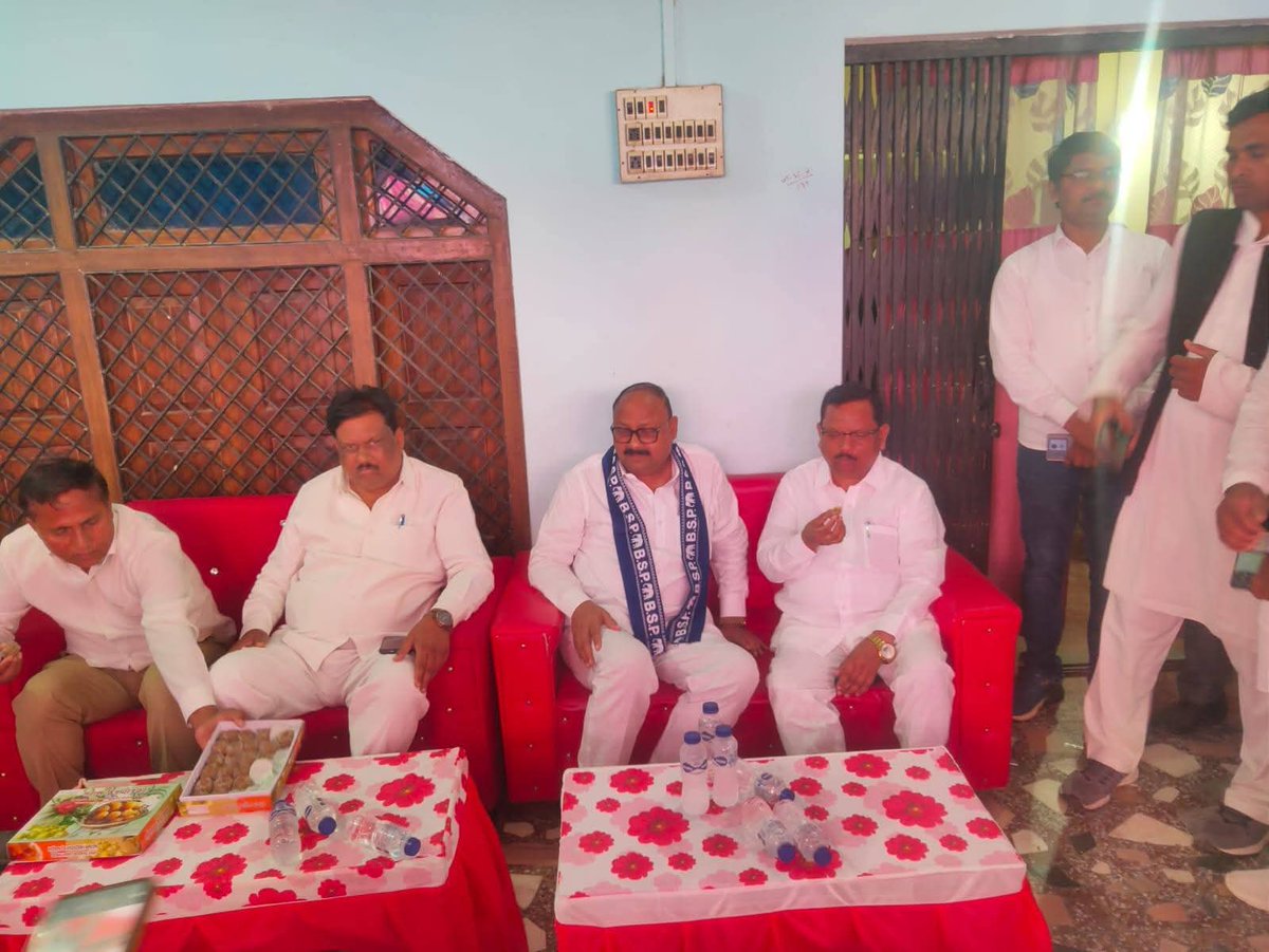PalVishwnathbsp's tweet photo. आज दिनांक 29-05-2026 को जनपद अम्बेडकरनगर के ग्राम ताहापुर (इस्माइलपुर) निवासी पूर्व सांसद लोकसभा/राज्यसभा एवं मुख्य मंडल प्रभारी बसपा माननीय घनश्याम चंद्र खरवार जी की पूज्य माता जी की श्रद्धांजलि सभा में पहुंचकर भावभीनी श्रद्धांजलि अर्पित की।
#अंबेडकरनगर https://t.co/EvFAxTV842