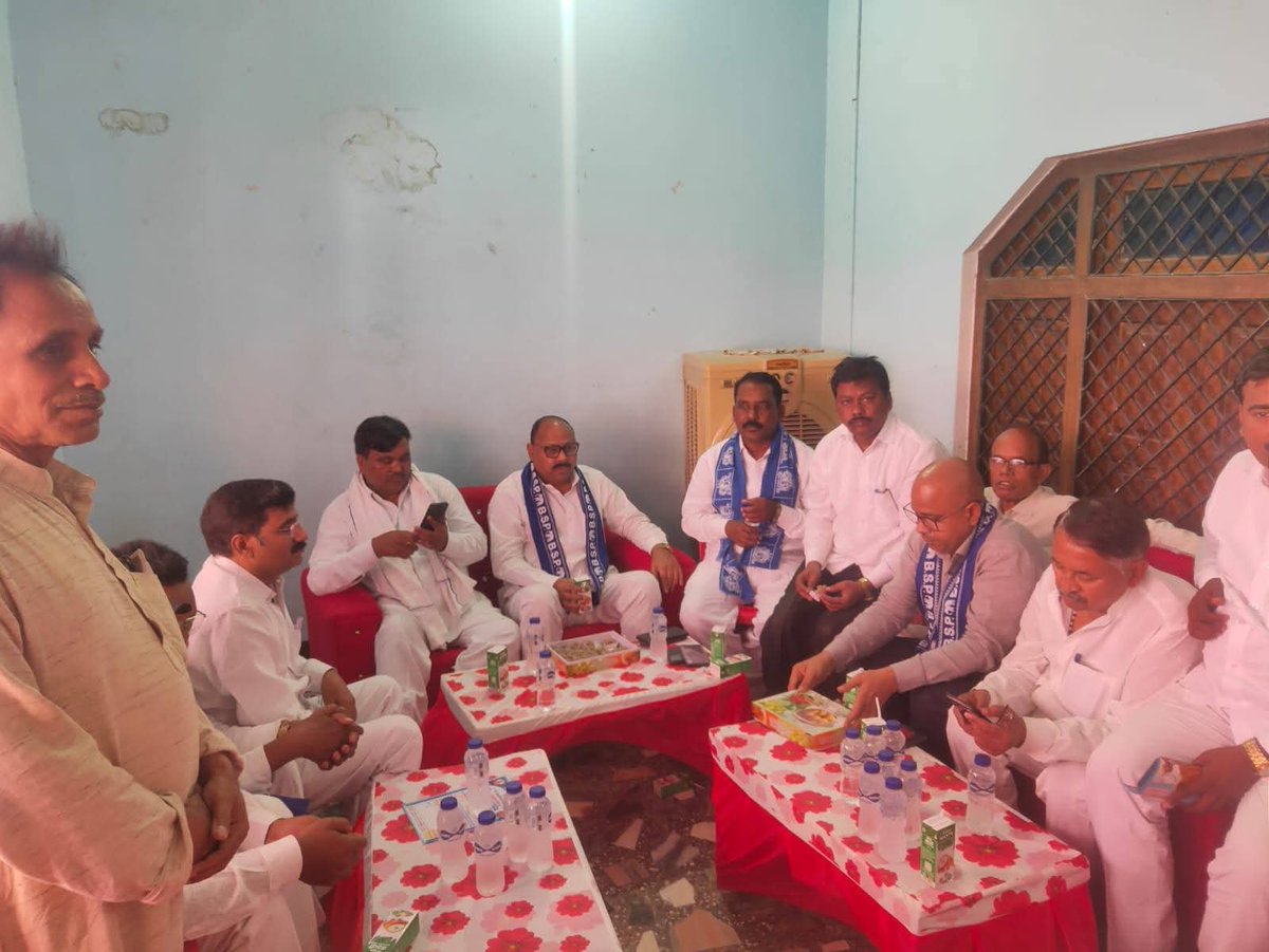 PalVishwnathbsp's tweet photo. आज दिनांक 29-05-2026 को जनपद अम्बेडकरनगर के ग्राम ताहापुर (इस्माइलपुर) निवासी पूर्व सांसद लोकसभा/राज्यसभा एवं मुख्य मंडल प्रभारी बसपा माननीय घनश्याम चंद्र खरवार जी की पूज्य माता जी की श्रद्धांजलि सभा में पहुंचकर भावभीनी श्रद्धांजलि अर्पित की।
#अंबेडकरनगर https://t.co/EvFAxTV842