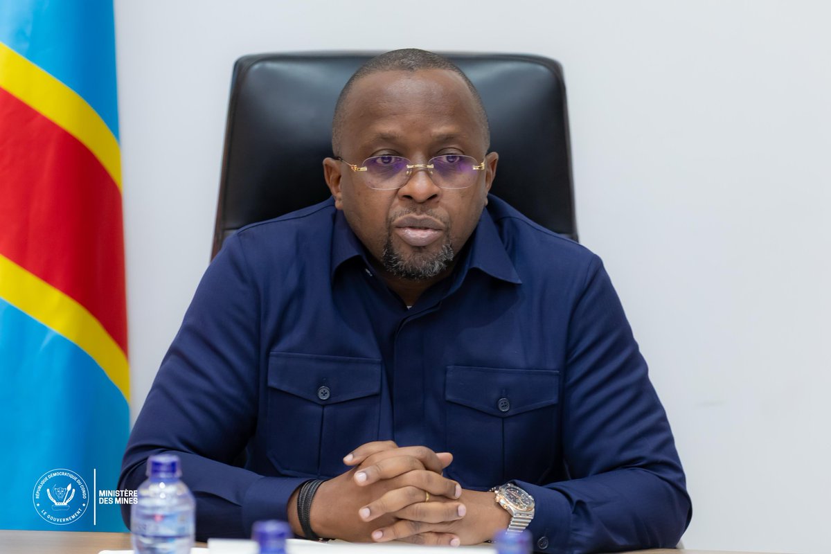 MinMinesRDC's tweet photo. #RDC_MINES
Ce jeudi 28 mai 2026, Son Excellence Monsieur le Ministre des Mines, @LouisWKabamba, a pris part à une séance de travail de la Commission nationale de lutte contre la fraude minière, présidée par le Vice-Premier Ministre, Ministre de l’Intérieur, Sécurité, Décentralisation et Affaires coutumières, @shabani_lukoo.

Cette réunion a également connu la participation du Ministre d’État, Ministre de la Justice et Garde des Sceaux, @NgefaGuillaume, de l’Inspecteur Général des Mines, du Conseiller principal du Chef de l’État au Collège Mines, Jean-Marie Kanda, ainsi que des experts sectoriels concernés.

Les membres de la Commission ont échangé sur l’état d’avancement des missions assignées aux différentes parties prenantes dans le cadre de la lutte contre les exploitations minières illicites, responsables notamment de dégâts environnementaux, de l’appauvrissement des populations ainsi que de pertes pour l’État congolais.

« Nous voulons voir les Congolais et les Congolaises profiter de leur richesse, que ce soit en artisanal, en industriel ou en semi-industriel, mais ne pas voir ce que nous voyons pour le moment », a déclaré le Ministre des Mines.

Le Ministre des Mines, Louis Watum Kabamba, a souligné au sortir de la séance que des injonctions judiciaires ont déjà été appliquées et que des poursuites sont actuellement engagées contre plusieurs structures et individus impliqués dans ces activités illégales. Il a également annoncé le renforcement des équipes appelées à descendre sur le terrain afin de mettre fin à ce phénomène qui prend de l’ampleur à travers le pays.

Par ailleurs, plusieurs équipes poursuivent déjà les contrôles sur le terrain, notamment en ce qui concerne les aspects environnementaux, la légalité des opérations minières ainsi que la problématique de l’occupation illégale de certains sites miniers par des éléments armés, conformément à la vision du Chef de l’État, Félix Antoine Tshisekedi Tshilombo, sous la coordination de la Première Ministre, Judith Suminwa Tuluka.