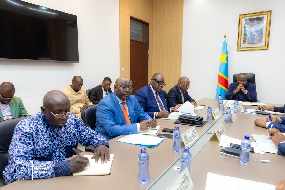 MinMinesRDC's tweet photo. #RDC_MINES
Ce jeudi 28 mai 2026, Son Excellence Monsieur le Ministre des Mines, @LouisWKabamba, a pris part à une séance de travail de la Commission nationale de lutte contre la fraude minière, présidée par le Vice-Premier Ministre, Ministre de l’Intérieur, Sécurité, Décentralisation et Affaires coutumières, @shabani_lukoo.

Cette réunion a également connu la participation du Ministre d’État, Ministre de la Justice et Garde des Sceaux, @NgefaGuillaume, de l’Inspecteur Général des Mines, du Conseiller principal du Chef de l’État au Collège Mines, Jean-Marie Kanda, ainsi que des experts sectoriels concernés.

Les membres de la Commission ont échangé sur l’état d’avancement des missions assignées aux différentes parties prenantes dans le cadre de la lutte contre les exploitations minières illicites, responsables notamment de dégâts environnementaux, de l’appauvrissement des populations ainsi que de pertes pour l’État congolais.

« Nous voulons voir les Congolais et les Congolaises profiter de leur richesse, que ce soit en artisanal, en industriel ou en semi-industriel, mais ne pas voir ce que nous voyons pour le moment », a déclaré le Ministre des Mines.

Le Ministre des Mines, Louis Watum Kabamba, a souligné au sortir de la séance que des injonctions judiciaires ont déjà été appliquées et que des poursuites sont actuellement engagées contre plusieurs structures et individus impliqués dans ces activités illégales. Il a également annoncé le renforcement des équipes appelées à descendre sur le terrain afin de mettre fin à ce phénomène qui prend de l’ampleur à travers le pays.

Par ailleurs, plusieurs équipes poursuivent déjà les contrôles sur le terrain, notamment en ce qui concerne les aspects environnementaux, la légalité des opérations minières ainsi que la problématique de l’occupation illégale de certains sites miniers par des éléments armés, conformément à la vision du Chef de l’État, Félix Antoine Tshisekedi Tshilombo, sous la coordination de la Première Ministre, Judith Suminwa Tuluka.