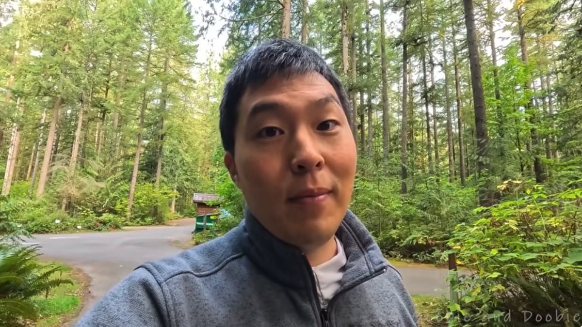 aalbeirutty's tweet photo. جراح المخ والأعصاب "جوناثان تشوي Jonathan Choi"..

كان يتقاضى قرابة مليون دولار سنوياً في أرقى المستشفيات الأمريكية، ثم قرر فجأة الاستقالة نهائيا، ليعيش في كوخ وسط الجبال والغابات.

إليك القصة الصادمة للطبيب وماذا حل به الآن.. https://t.co/svTwCcncIP