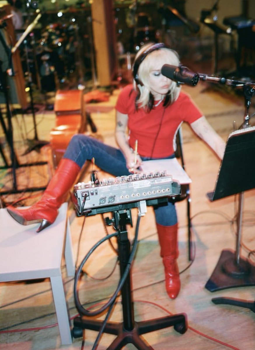 mileyunholycs's tweet photo. Miley Cyrus recording Flowers (January 2022) https://t.co/4jw37i27v3