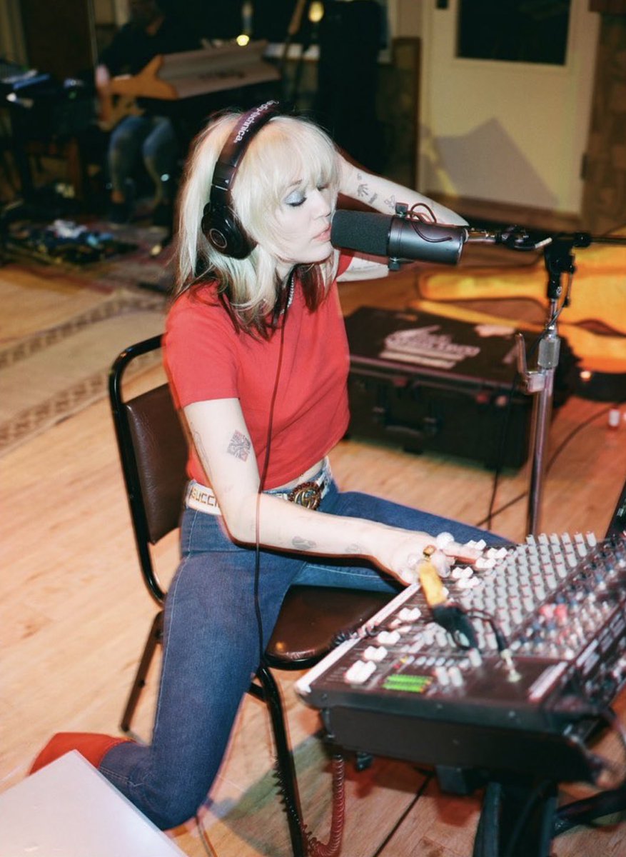 mileyunholycs's tweet photo. Miley Cyrus recording Flowers (January 2022) https://t.co/4jw37i27v3