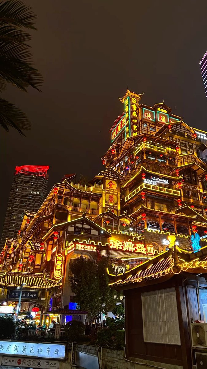travelgirl_love's tweet photo. 【予算8〜15万円】（3泊4日）

🇨🇳重慶・中国

今鬼バズりしてるここ。

ネオン夜景と高層ビルの景色が圧巻すぎる都市✨

火鍋やローカルグルメも安くて美味しくて、
夜までずっと楽しい街🌃😍 https://t.co/EY9Sv5d6fd