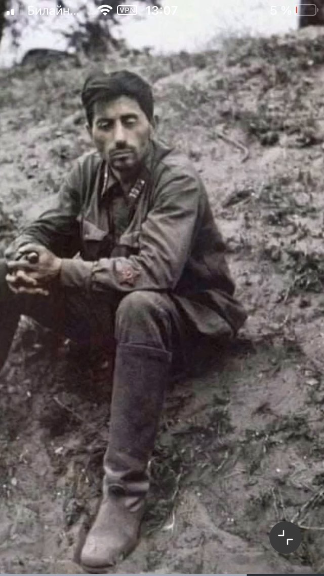 Akdas50's tweet photo. продолжал вести комиссар М.Л.Одишария. Его, контуженного взяли в плен и расстреляли немцы. 

На фото: Комиссар 148-й дивизии полковник Одишария Мириан Леванович. Через 10 мин. его расстреляют. 

02.08.1941. Могилевская обл., дер. Звенчатка. https://t.co/zHHE89nyJ8