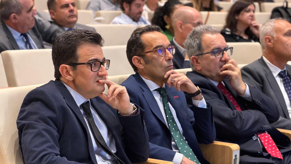 AsociacionAdevi's tweet photo. 🤖 Y damos paso a: “LA INTELIGENCIA ARTIFICIAL Y NUEVAS TECNOLOGÍAS EN LA PRÁCTICA DIARIA DE LOS DESPACHOS DE ABOGADOS. De la mano de: 
- Dr. Don Cristóbal José Carmona del Jesus.
Catedrático de Inteligencia Artificial UJA, CTO CLOSSO.
#XICongresoADEVI https://t.co/SFNeOCwZrg