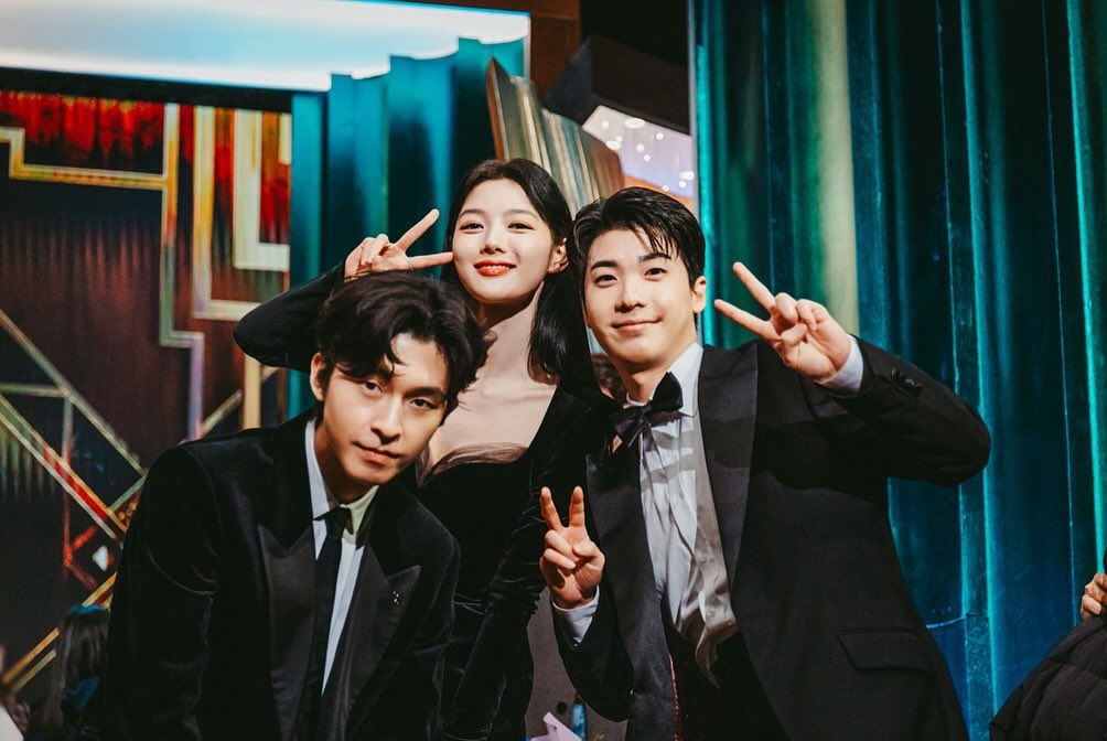cheezzle's tweet photo. kim youjung with hongkyung and hong jingu in sbs drama awards 2023, i love these photos sm🖤🖤

pelukissss gangggg🎨🖌

#LoversOfTheRedSky
#KimYoujung #HongKyung #HongJingi https://t.co/ngybxLmKte