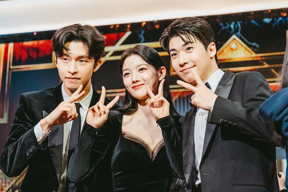 cheezzle's tweet photo. kim youjung with hongkyung and hong jingu in sbs drama awards 2023, i love these photos sm🖤🖤

pelukissss gangggg🎨🖌

#LoversOfTheRedSky
#KimYoujung #HongKyung #HongJingi https://t.co/ngybxLmKte