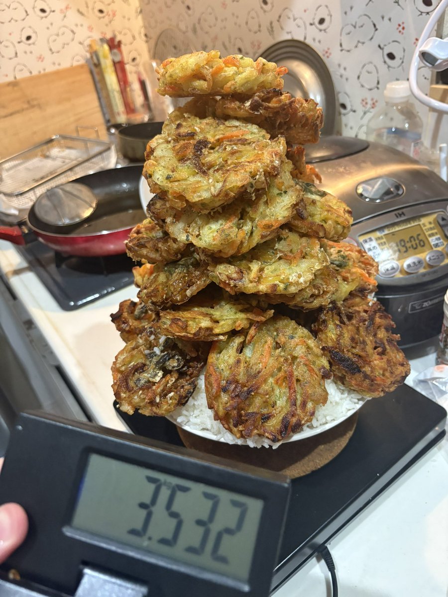 asari_1426's tweet photo. デカ盛りハンターに出演します！

再現してみましたが、器的に3.5kg級のしか作れませんでした......

実況配信します
コメントに感想残していってね📣

ふわっち→https://t.co/gQdMsRvMgd
TVer→ https://t.co/r32Q4GIUkF
#デカ盛りハンター　#テレ東　#ふわっち https://t.co/r9VHpnHY0k