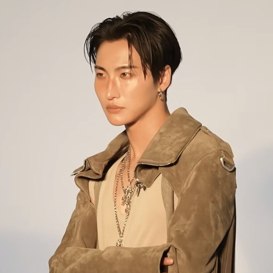 sanniefm's tweet photo. he looks so good with a hoop earring oh my god..... https://t.co/eG2U4b6IcK