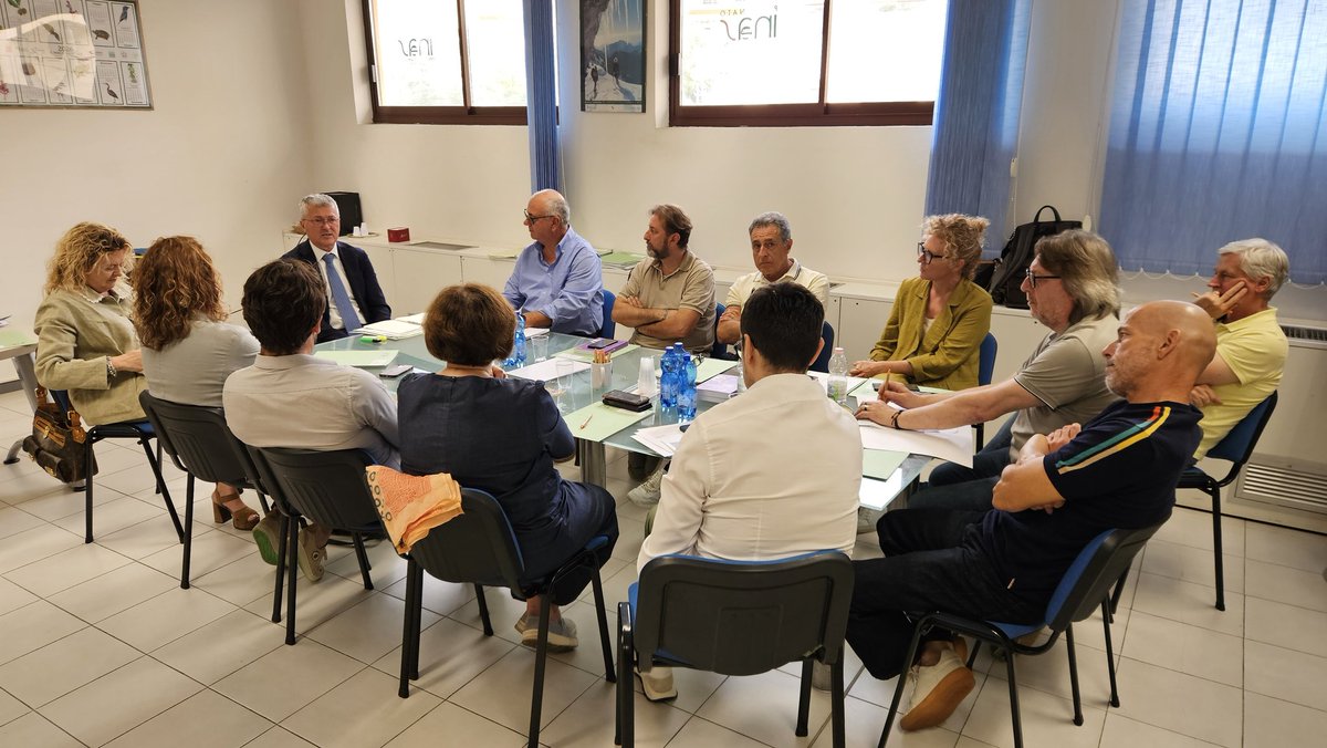 CislToscana's tweet photo. Il presidente nazionale @InasCisl, Davide Guarini, nella sede regionale di Firenze ha incontrato oggi i responsabili territoriali @InasToscana e i componenti della Segreteria #CislToscana. Un impegno comune per offrire servizi sempre migliori a iscritti e cittadini. https://t.co/KoIcR3WEbN