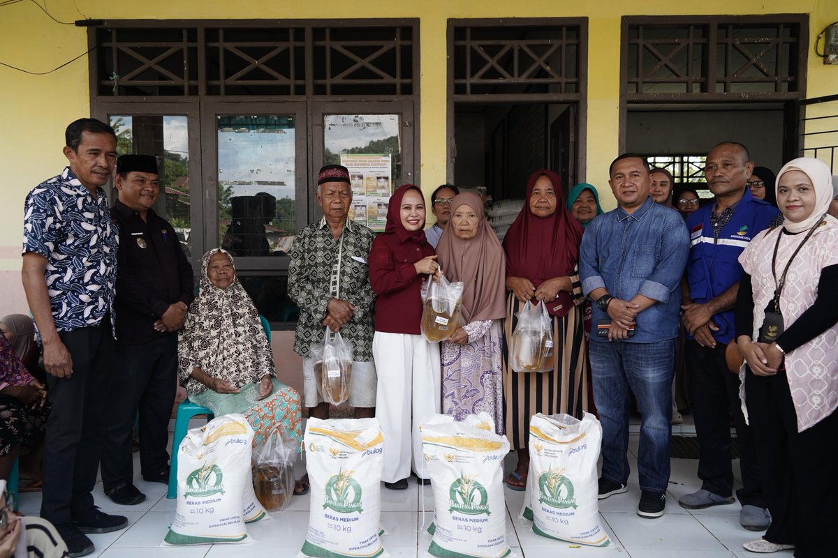 HumasPalopo's tweet photo. *Wali Kota Palopo Salurkan Langsung Beras CPP, Dilanjutkan Meninjau Saluran Drainase di Telluwanua https://t.co/EsPMI5PpJW https://t.co/R4vIbuKW0a