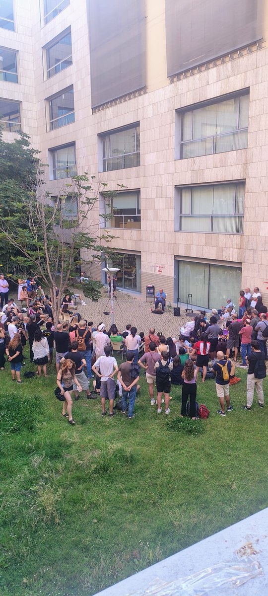 Fortpienc1's tweet photo. Ahir fou un dels dies més feliços de la meva vida. La meva darrera classe abans de jubilar-me. La gent de classe i de CPC i OACU m'esperaven a la porta i vam fer la classe al pati de la facultat. Van rebre'm amb una pancarta que ressumia el que havia explicat al llarg del curs. https://t.co/VCaPYt0V4C