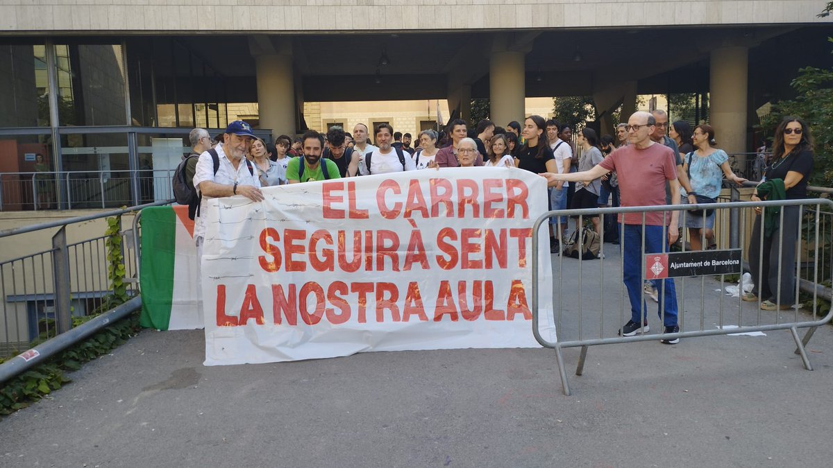 Fortpienc1's tweet photo. Ahir fou un dels dies més feliços de la meva vida. La meva darrera classe abans de jubilar-me. La gent de classe i de CPC i OACU m'esperaven a la porta i vam fer la classe al pati de la facultat. Van rebre'm amb una pancarta que ressumia el que havia explicat al llarg del curs. https://t.co/VCaPYt0V4C