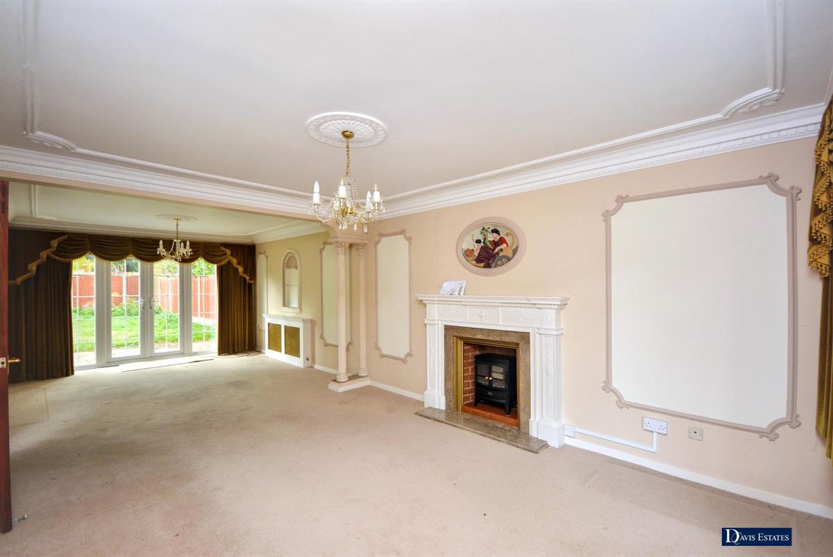 DavisEstates's tweet photo. Price reduction - 4 Bed Detached House, Yevele Way, Emerson Park, Hornchurch, £1,000,000. View details: https://t.co/yOpqA5gVHO https://t.co/kcCUQvROrB