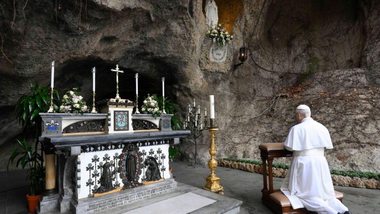 ArchdiocGlasgow's tweet photo. Pope to lead worldwide Rosary for Peace tomorrow night at 6pm UK time. Full details at https://t.co/RWSke3m31c https://t.co/OtfzOTttXQ