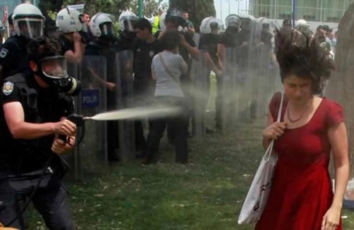 dede1_glsen's tweet photo. “Elbet bir bildiği var bu çocukların
kolay değil öyle genç ölmek.
yeşil bir yaprak gibi yüreği
koparıp ateşe atmak,
pek öyle kolay değil
hem öyle bir ağaç ki şu yaşam denilen şey,
yalnız bir bahar çiçeklenir.
a benim gülüm!
...”
Hasan Hüseyin Korkmazgil
#Gezi13Yaşında https://t.co/RDHQT8Ub2A