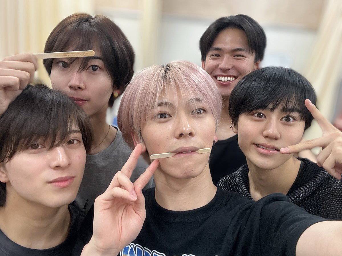 AVEST_RYUTA's tweet photo. お稽古🎾
今日も一日お疲れ様ですっ

今日外よりも青学の方があつかった！！
 #テニミュ
 #菊丸英二 https://t.co/3H0MzmUX7W