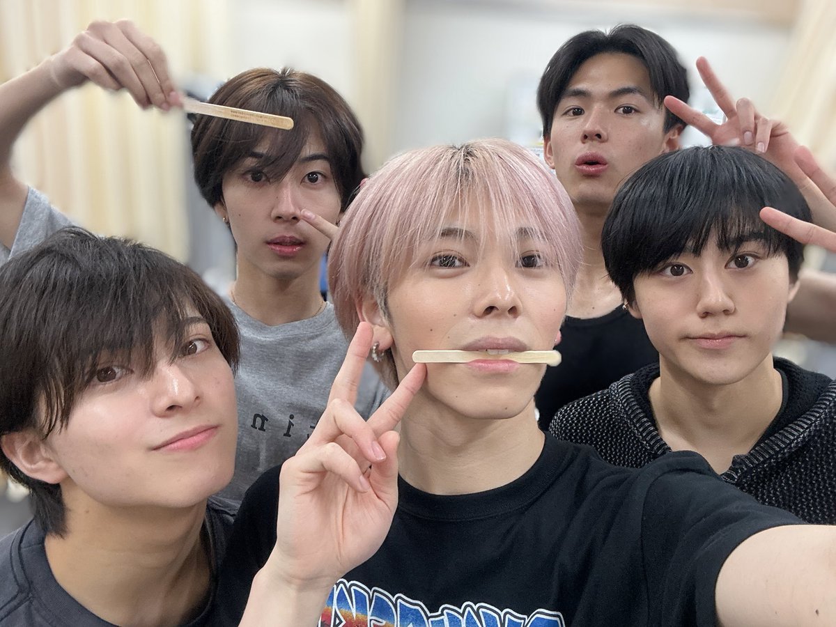 AVEST_RYUTA's tweet photo. お稽古🎾
今日も一日お疲れ様ですっ

今日外よりも青学の方があつかった！！
 #テニミュ
 #菊丸英二 https://t.co/3H0MzmUX7W