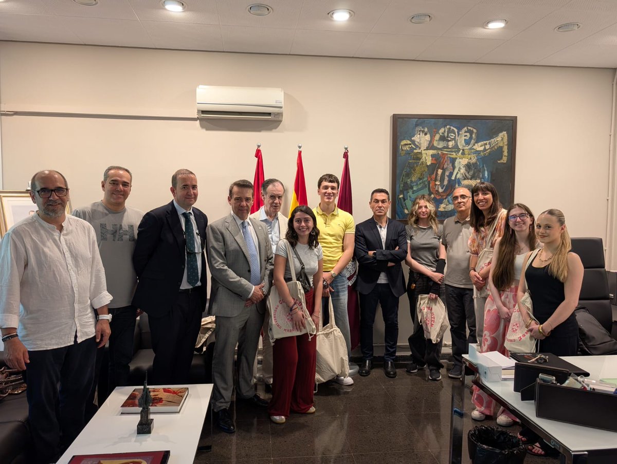 pynm3's tweet photo. El pasado jueves 28 se entregaron los premios del genIAl Festival (cheque regalo de 100€) que se desarrolló en @UCMccinf en fechas recientes y en el que varios profesores de @pynm han participado. ¡Os esperamos en la próxima edición! #SomosPYNM https://t.co/ezx9RrjLcj