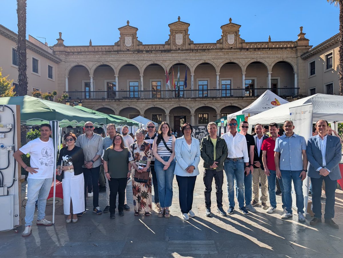 JuntaGranada's tweet photo. La delegada de @EducaAnd, @MariaJoseBaza inaugura la VII Feria de la FP y Enseñanzas Artísticas de #Guadix, un espacio de encuentro entre educación, empresa y juventud que muestra el talento y las oportunidades formativas de la comarca. #FP #EnseñanzasArtísticas https://t.co/WGhjQel1hP