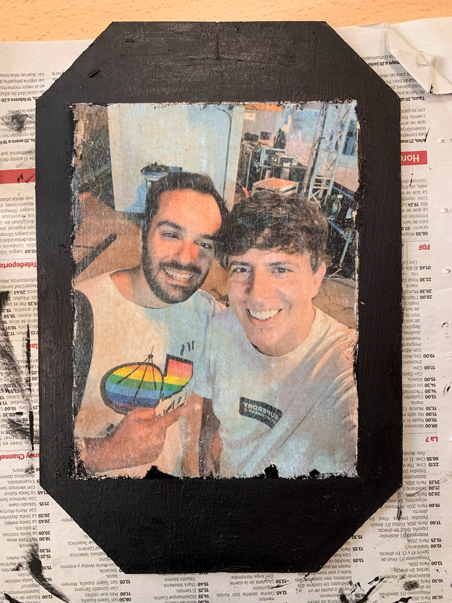 JesusZL1's tweet photo. En el taller de arte finiquitando mi cuadro realizado por impresión manual. Lo que también va a ser mi regalo para @elgallodelos40 ¡En cuanto lo termine te lo envío con todo mi cariño Dani! Me hace muchísima ilusión que lo tengas tú ❤️ @40Andaya https://t.co/Y6xjmu0GU5
