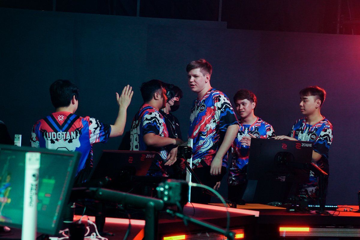 DemayoMark's tweet photo. @ABSCBNNews @ValorantEsports @vctpacific @VALORANT While covering remotely, I witnessed the Team SMG/Xipto run in GC, the first @pprxteam Masters win and the first Pinoy champ in @patmenVLR . The rise of @GlobalEsportsIn since taking in Pinoys was memorable too, since I did a long form feature on them https://t.co/lCEJCXNSPV