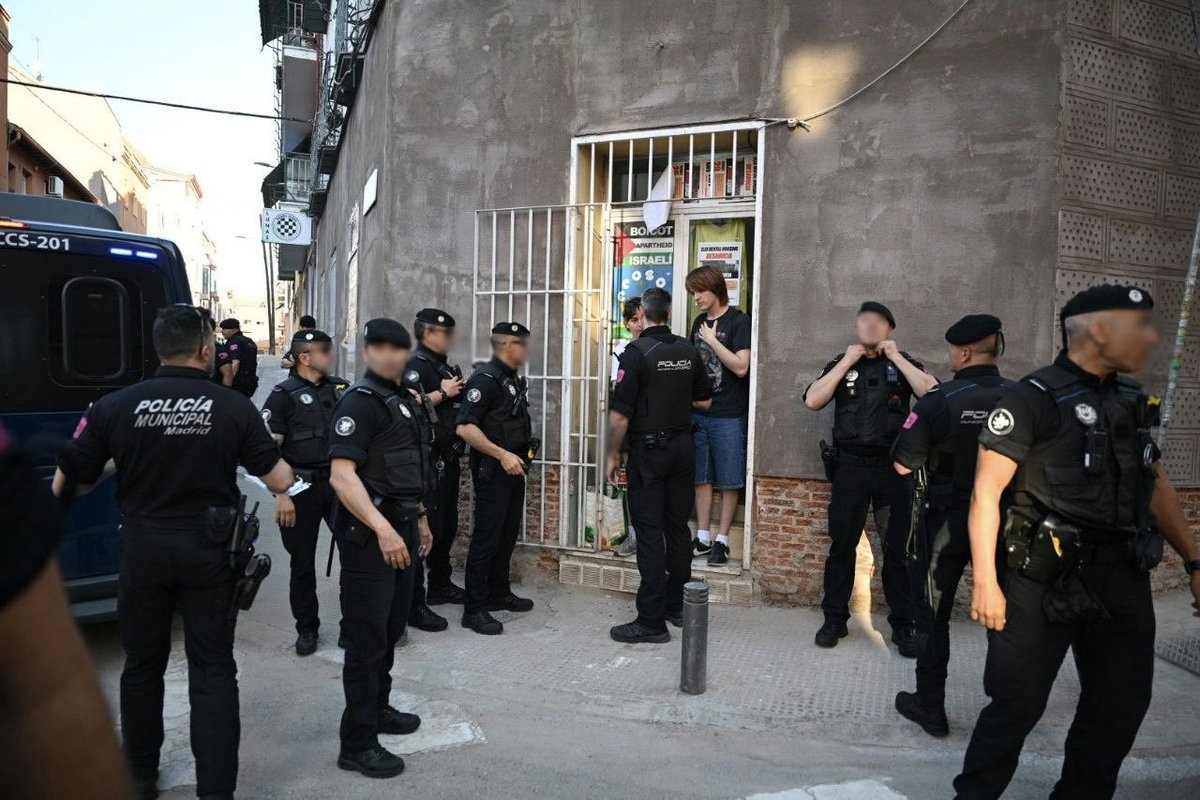 Rita_Maestre's tweet photo. 🔴 Se acaba de ejecutar el desahucio de Ecosol, cooperativa ecológica en Tetuán, en mitad de un despliegue desproporcionado de la Policía Municipal de Almeida: cuatro furgones policiales (que la comisión judicial responsable de la ejecución NO había pedido) para ponerle una alfombra roja a Élix, un fondo buitre vinculado a la familia de Esperanza Aguirre.

Ecosol era la resistencia del número 1 de la calle Salvia, en el bajo comercial del bloque que Élix compró para reconvertir en un edificio completo de pisos turísticos. Uno de tantos bloques residenciales en los que la normativa de Almeida facilita que se expulse a los vecinos para sacar más tajada con un negocio que está acabando con nuestros barrios. Y claro: les estorbaba esta pequeña cooperativa que lleva siendo parte del barrio 27 años.

No ha habido más operativo policial que el que han mandado Almeida y su vicealcaldesa, Inmaculada Sanz, la responsable política salpicada por los escándalos de presuntos amaños de oposiciones en el cuerpo o por el intento de ocultar el atropello que sufrió una niña por el coche oficial de su exdirector imputado, al que mantuvo en el puesto mucho más de lo democráticamente exigible. La misma que tiene sometido al cuerpo a una degradación de su imagen sin precedentes e inmerso en la conflictividad laboral.

El despliegue de efectivos absolutamente desmesurado ha ido acompañado de formas impropias y despóticas, llegando a amenazar con que si no se producía el desahucio finalmente pasarían la minuta de los servicios prestados. 

Así entiende Almeida la seguridad en Madrid: tenemos un alcalde que se comporta como un Torrente de los fondos buitre mientras la especulación que él mismo alimenta devora nuestros barrios.

Es una absoluta vergüenza y vamos a exigir todas las explicaciones que hagan falta.