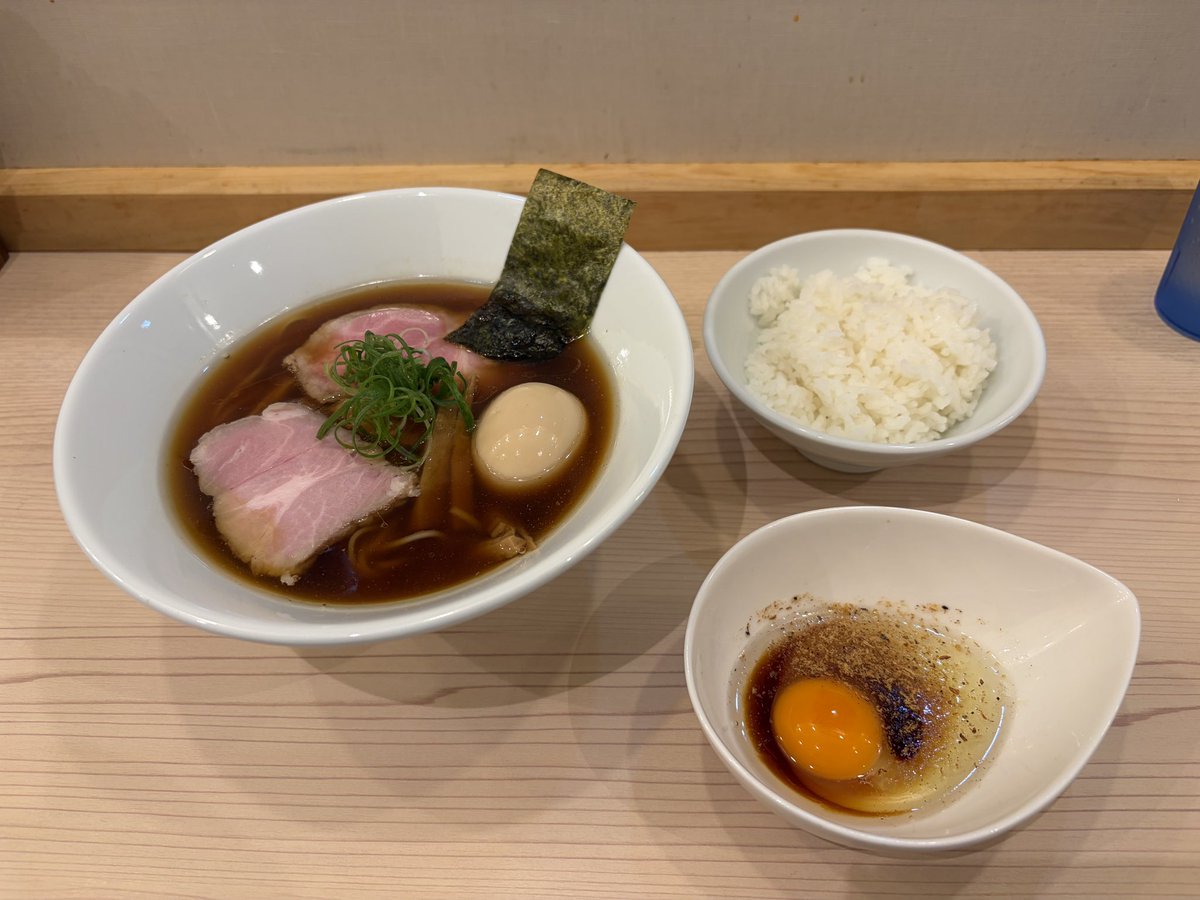 sjrs286's tweet photo. こんなに美しく美味しい醤油、そして塩ラーメンがあるのか🍜

作り手の丁寧な仕事ぶりが伺える繊細な一杯。

食べ終わるまでの数分間、私の意識は宇宙の果てにある幸福の正体に触れていた🌌

一度この「体験」をしたら、リピートせずにいるのは難しい。

ご馳走様でした🙏

#ラーメンLabろじっく https://t.co/Hr0XsuvXXH