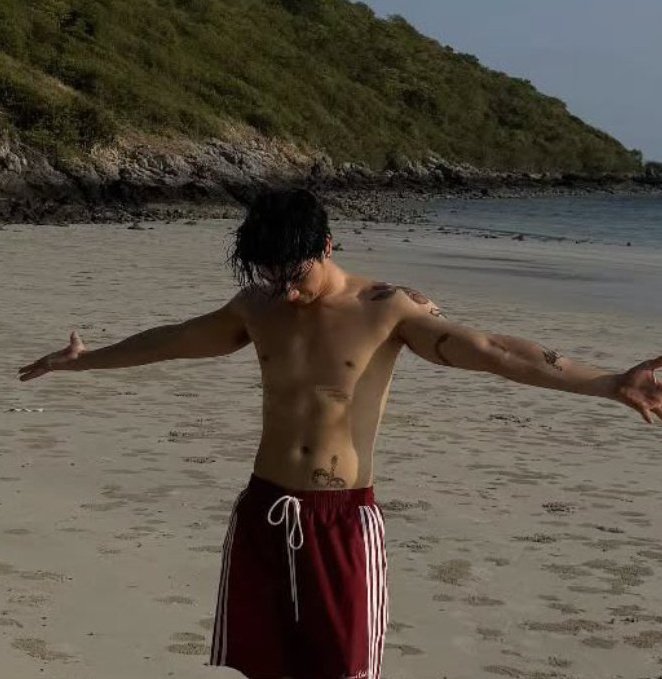 taynewlevana's tweet photo. @CalvinKlein do you need an ambassador in Thailand 🇹🇭? He is sexy ,flexible, body goal ,tiny waist, bold chest, 8packs, handsome face, 6.2 followers on IG , He works with big brands like Loewe, He got a big influence in Thailand .His name is @Tawan_V 
#Tawan_V https://t.co/AtRPiHuDyP