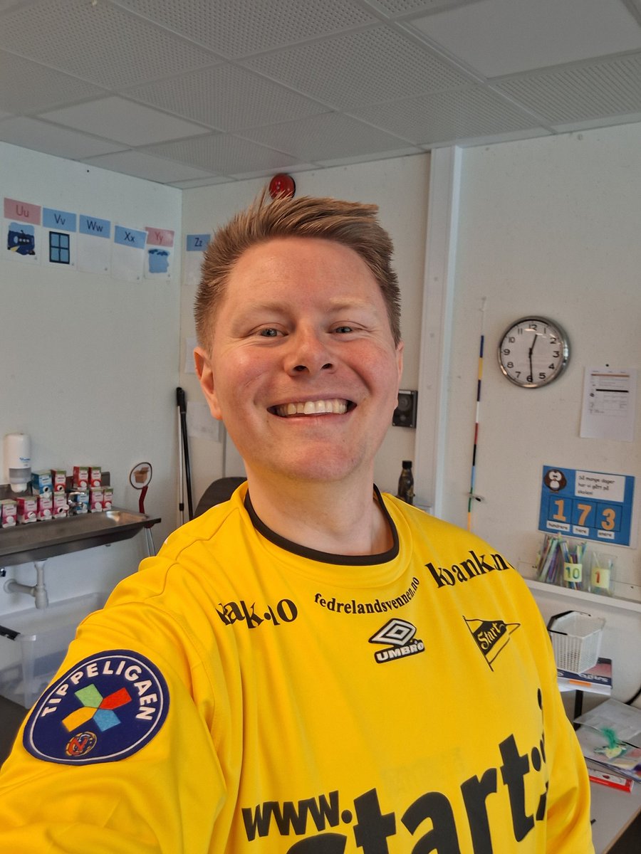 Stendal91's tweet photo. #fotballtrøyefredag 

Stor stas og se store og små på jobb med alle slags drakter. Ekstra stas å ta fram drakta fra 2000! 

NB: Vipps til 4422! https://t.co/o0nOKpWgni
