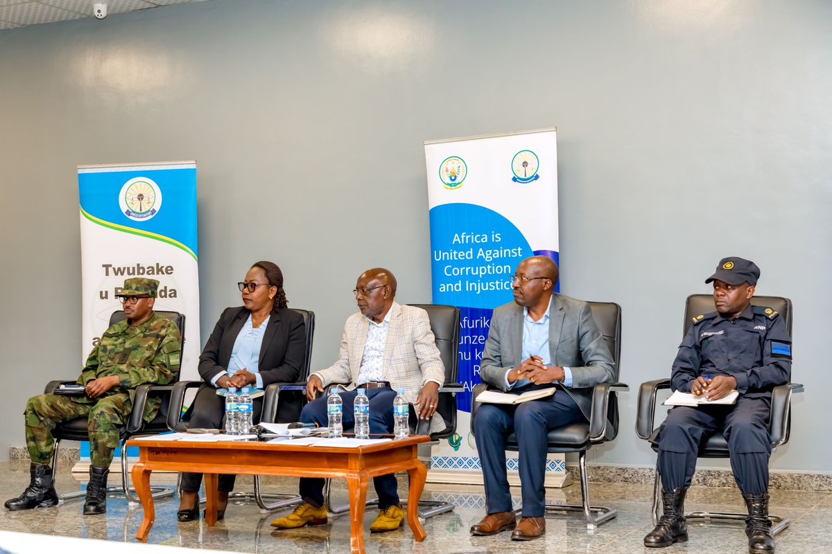 RwandaOmbudsman's tweet photo. Aka kanya, mu cyumba cy'inama cya @BureraDistrict 
hari kubera  inama ihuje Urwego rw'Umuvunyi,
@RwandaLocalGov na @BureraDistrict 
isuzuma ibibazo by'abaturage byagaragaye muri gahunda imaze icyumweru yo gukumira no kurwanya akarengane na ruswa muri ako Karere. #UmuvunyiIwacu /1 https://t.co/uCnnTLfq2S
