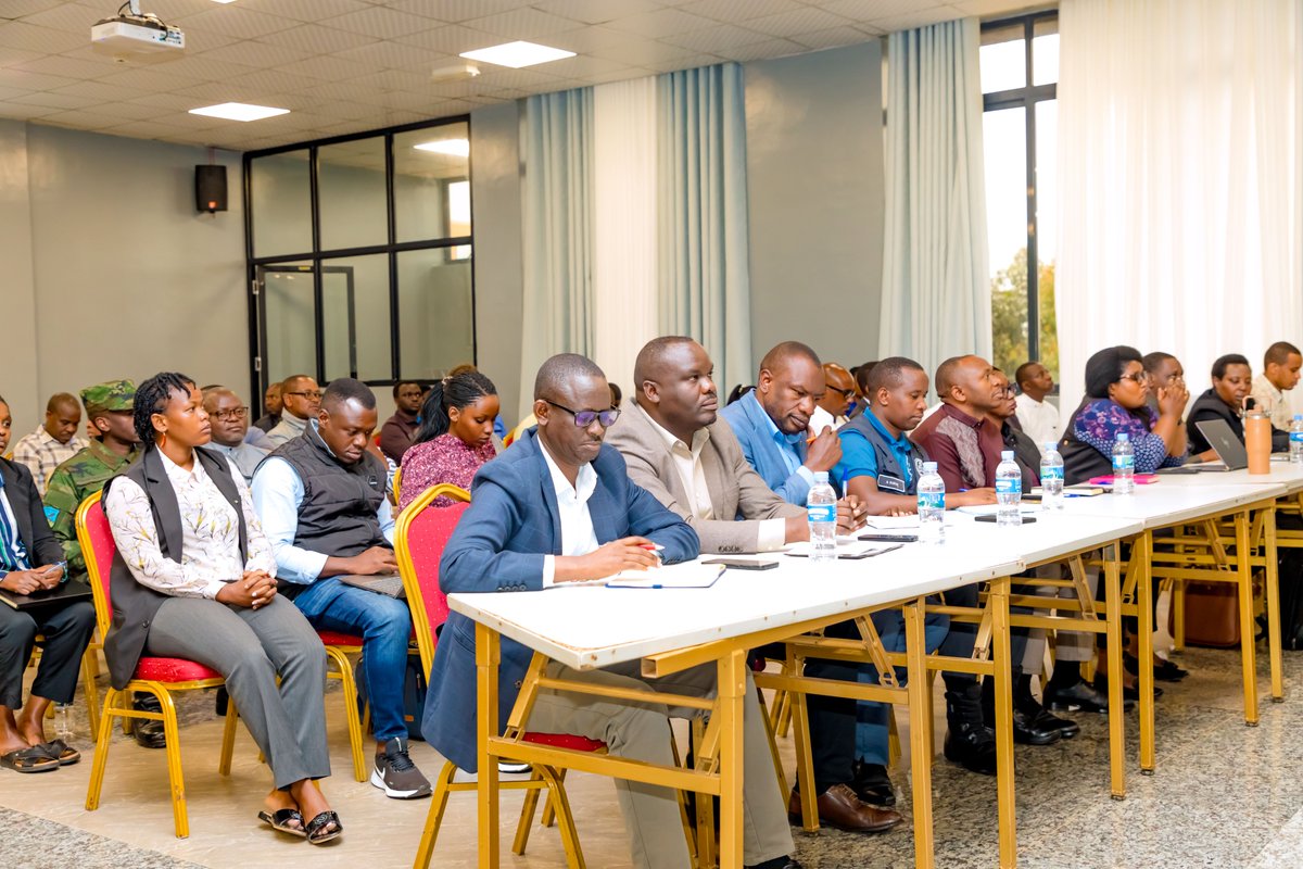 RwandaOmbudsman's tweet photo. Aka kanya, mu cyumba cy'inama cya @BureraDistrict 
hari kubera  inama ihuje Urwego rw'Umuvunyi,
@RwandaLocalGov na @BureraDistrict 
isuzuma ibibazo by'abaturage byagaragaye muri gahunda imaze icyumweru yo gukumira no kurwanya akarengane na ruswa muri ako Karere. #UmuvunyiIwacu /1 https://t.co/uCnnTLfq2S