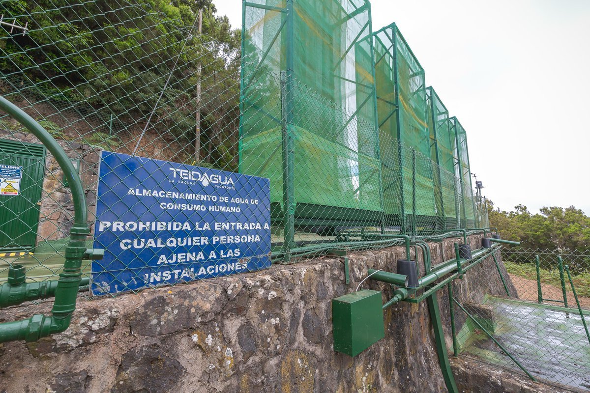 teidagua's tweet photo. 📚 #GlosariosDeAgua
CAPTADORES DE NIEBLA: Aprovechan el paso de las nubes en zonas altas. La humedad se condensa en las mallas formando gotas que, al ganar tamaño, caen por gravedad hasta los canales de recogida.  
Depósito de Las Carboneras, en #LaLaguna. https://t.co/A1TajJasyc https://t.co/hbfiPljoq4