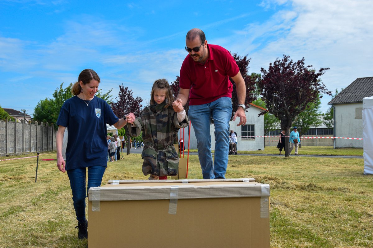 14eBsmat's tweet photo. ❤️ La 14e BSMAT souhaite une belle fête à toutes les mamans, civiles et militaires.
📸 Lors de nos Journées Portes Ouvertes, nous avons mis à l’honneur ces femmes qui concilient engagement, famille et moments précieux.
🌸 Bonne fête à toutes les mamans !
#FeteDesMeres #14eBSMAT https://t.co/NGIrWu9zMi